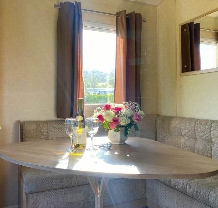 Rose Corner Apartment Axminster Bagian luar foto