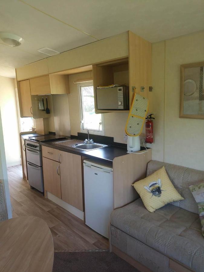 Rose Corner Apartment Axminster Bagian luar foto