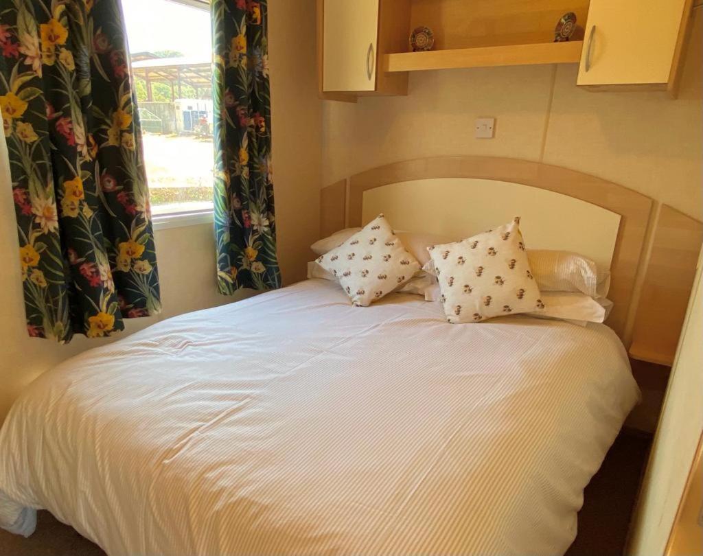 Rose Corner Apartment Axminster Bagian luar foto